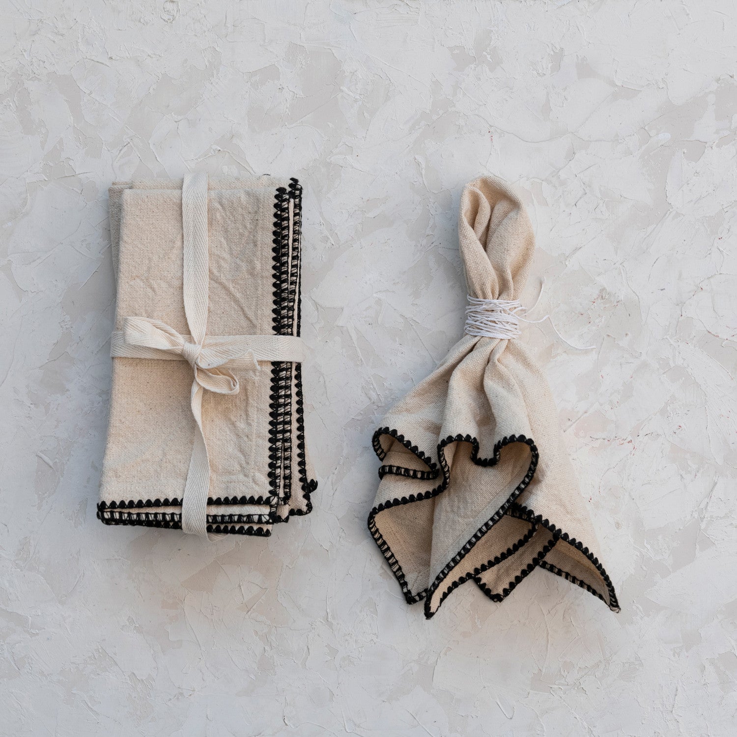 Napkins With Black Edge Stitching S/4